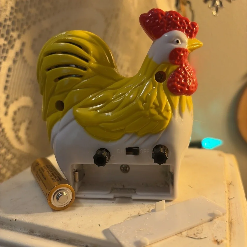 BOGO VINTAGE ROOSTER ALARM CLOCK AND SOLAR BOBBLE HEAD CHICK DOUBLE CLUCK